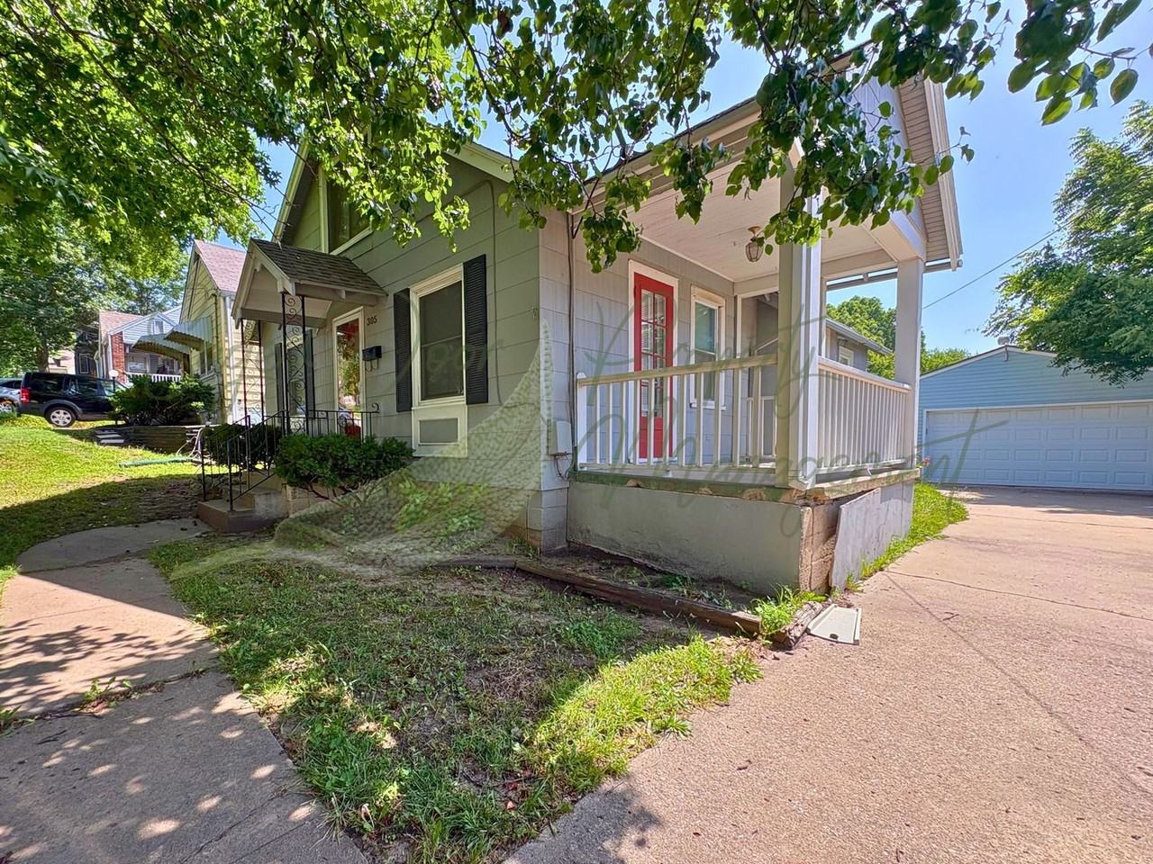 305 N Crysler Ave - Photo 2 of 23