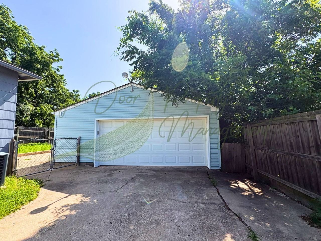 305 N Crysler Ave - Photo 4 of 23