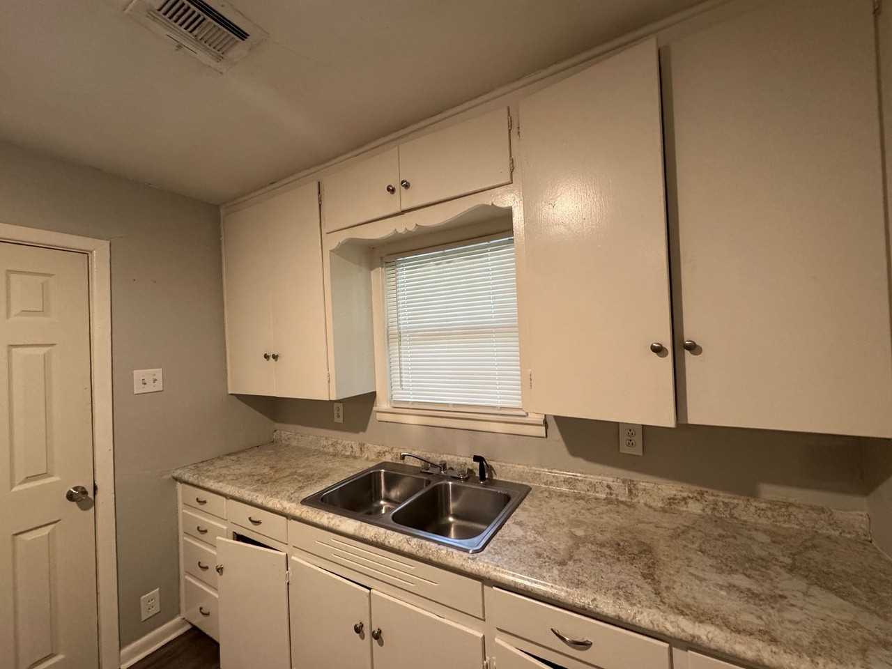 3416 Wood Ave - Photo 4 of 8