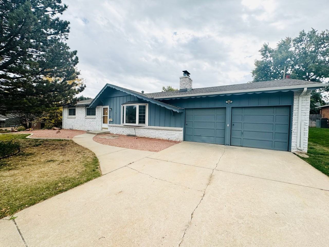 2118 Glenfair Dr - Photo 2 of 29