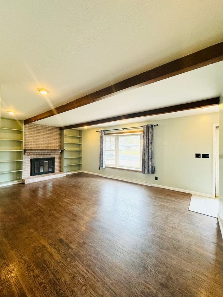 2118 Glenfair Dr - Photo 5 of 29
