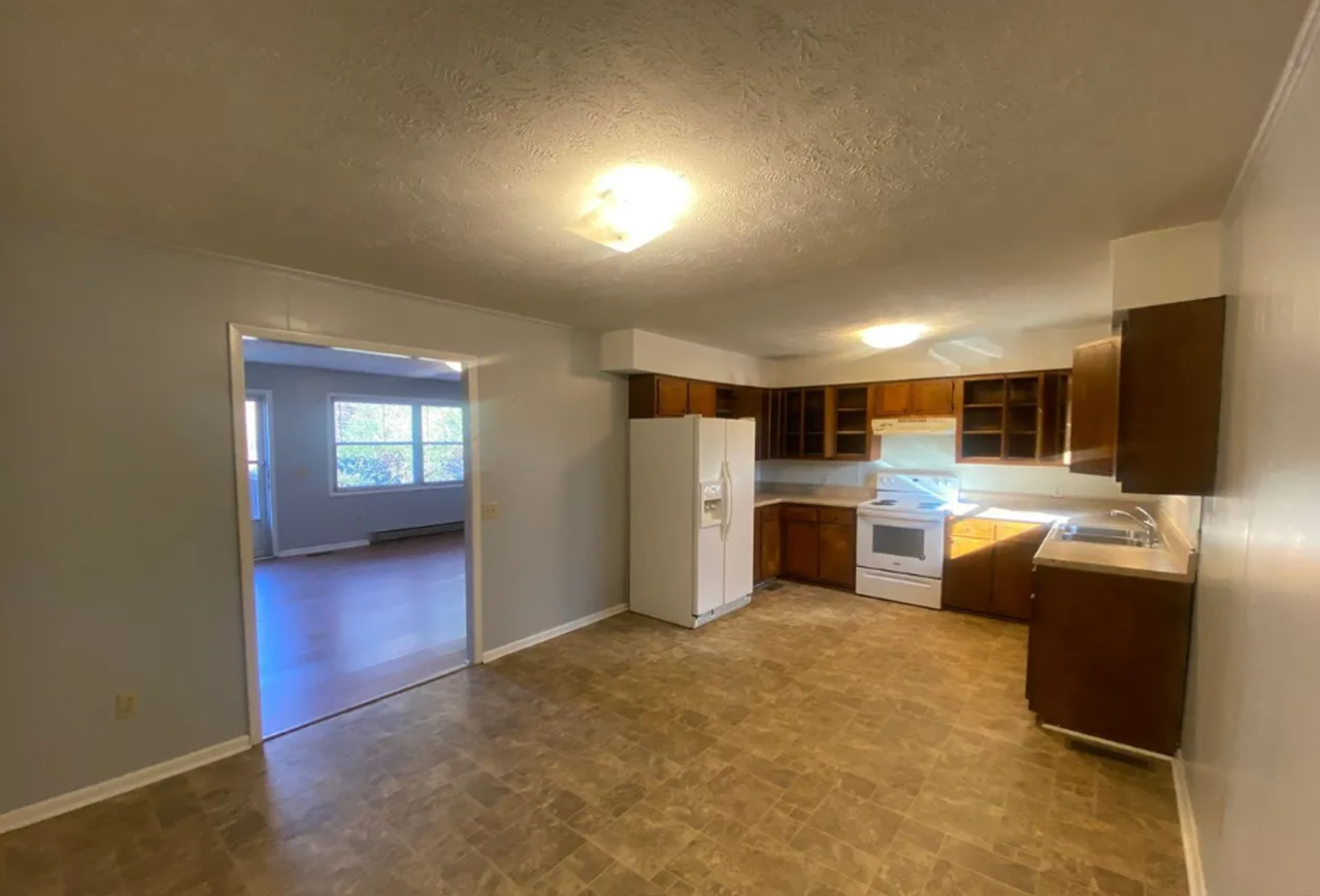 428 Fairgrounds Rd - Photo 5 of 14