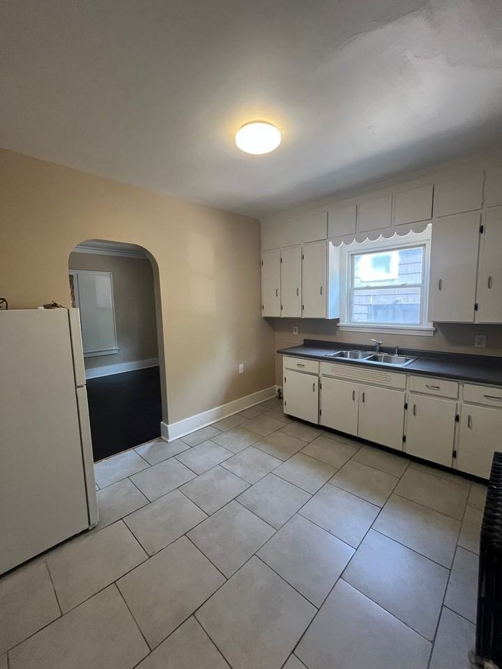 380 Seneca Ave - Photo 2 of 8