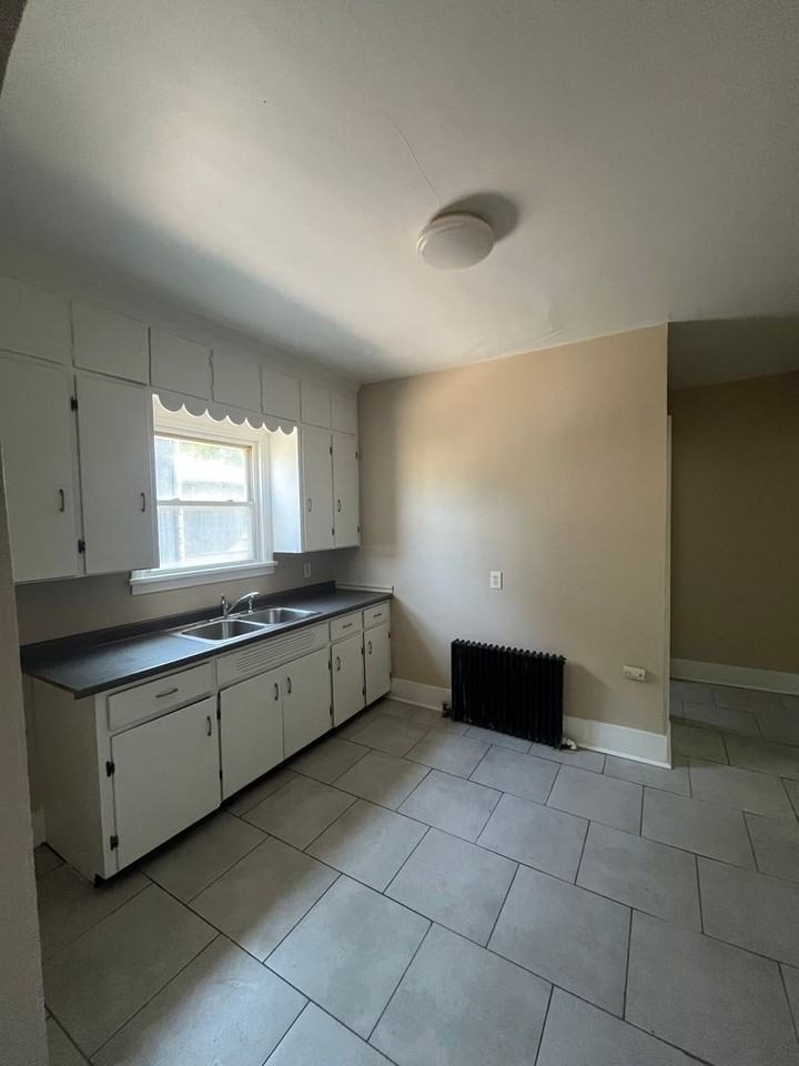 380 Seneca Ave - Photo 3 of 8