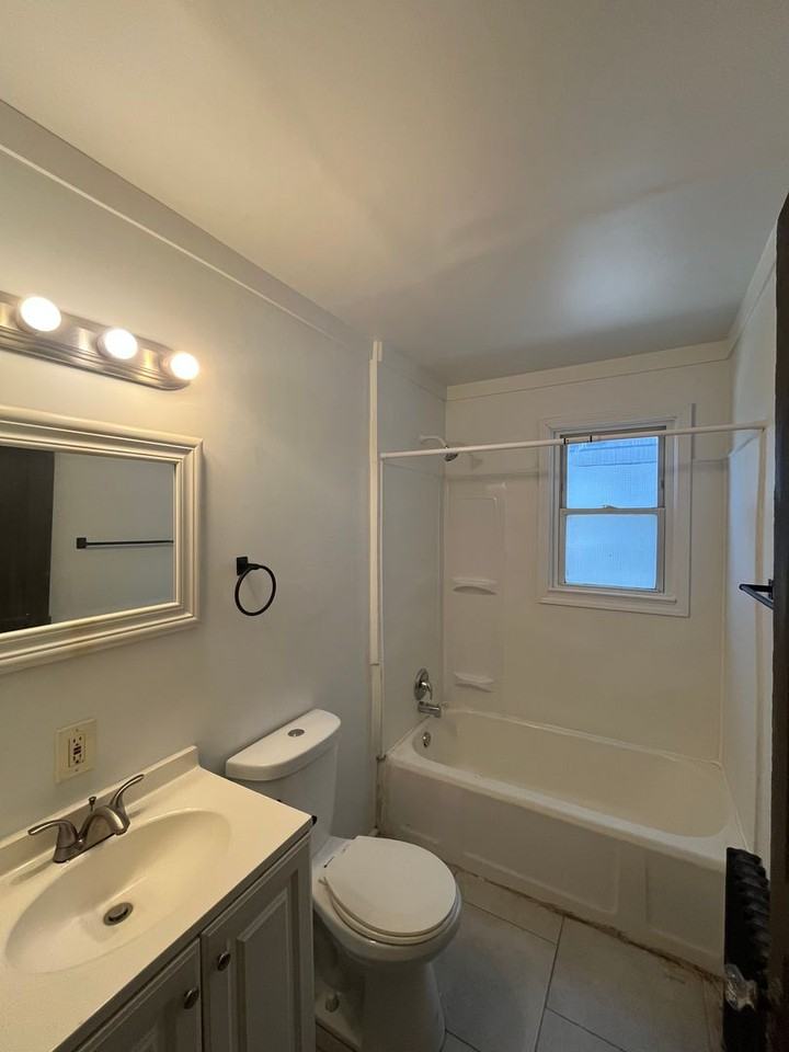 380 Seneca Ave - Photo 4 of 8