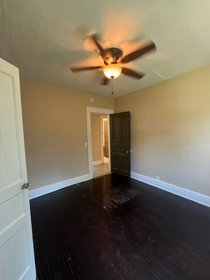 380 Seneca Ave - Photo 5 of 8