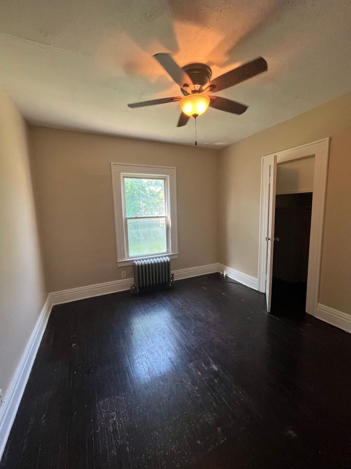 380 Seneca Ave - Photo 6 of 8