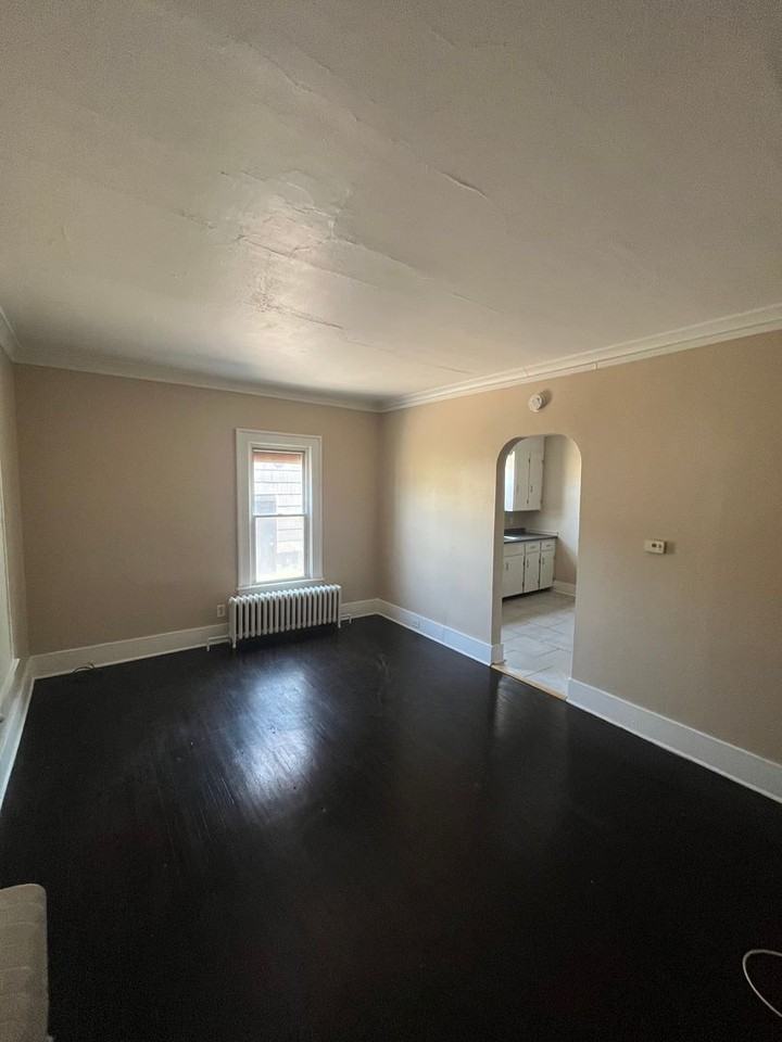 380 Seneca Ave - Photo 7 of 8