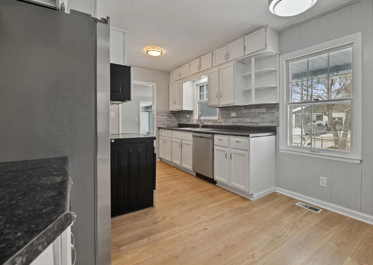 2321 E Mossman Ave - Photo 3 of 15