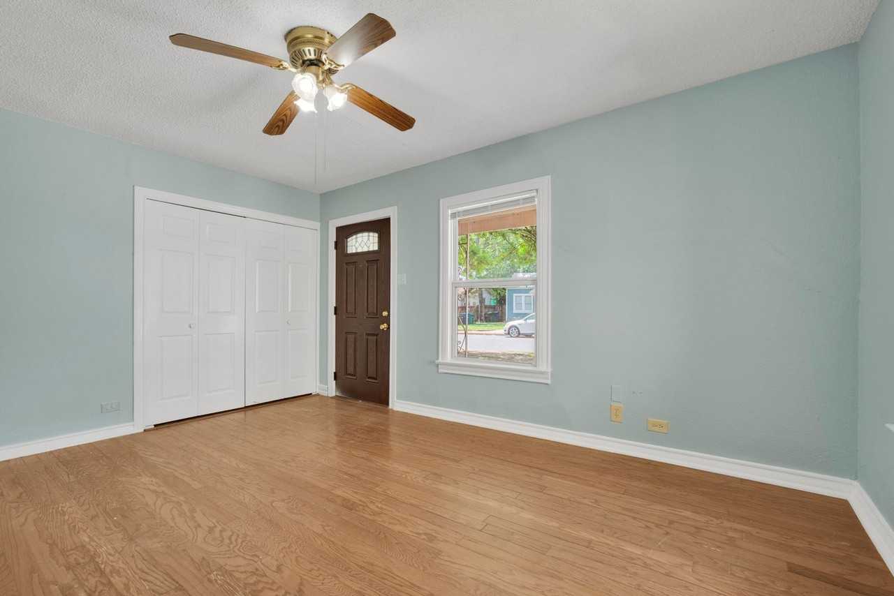 317 Frost St - Photo 3 of 17