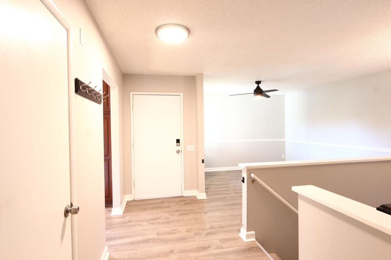 975 Barbizon Dr - Photo 4 of 31