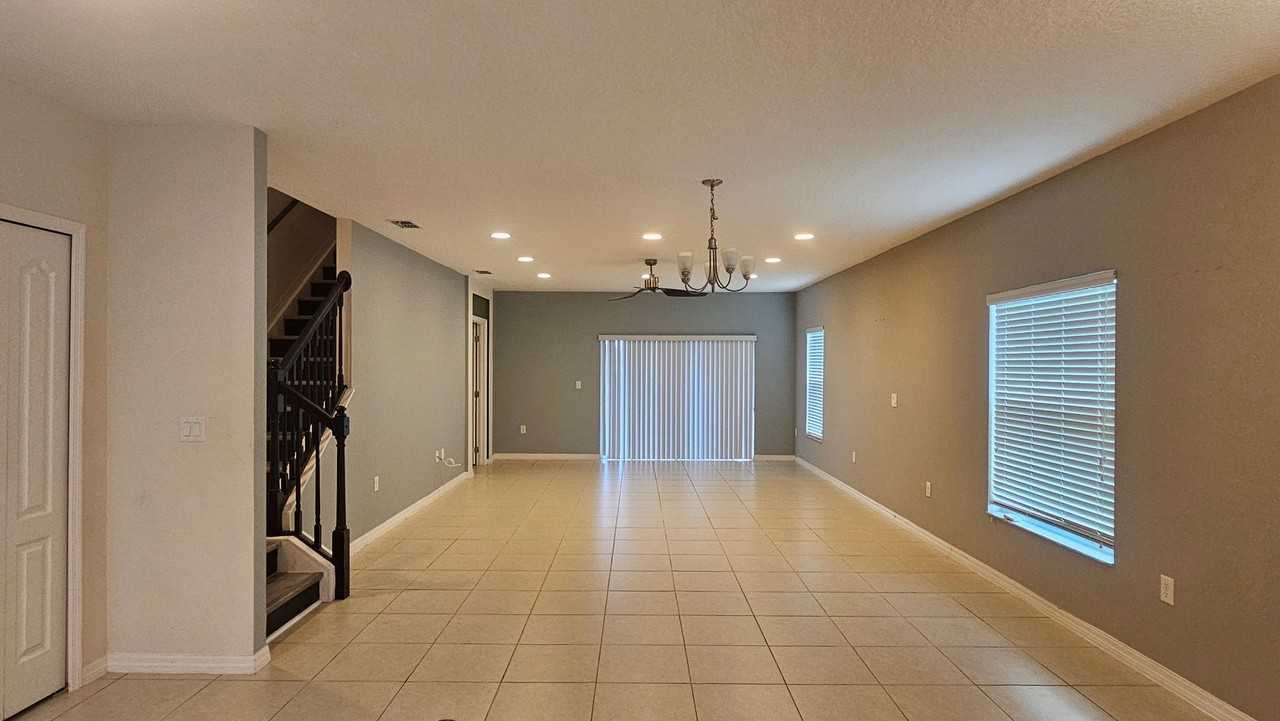 233 Primrose Dr - Photo 2 of 12