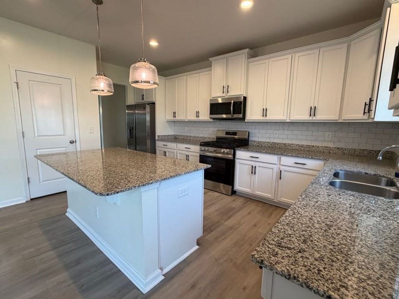 1097 Sapphire Dr - Photo 4 of 33