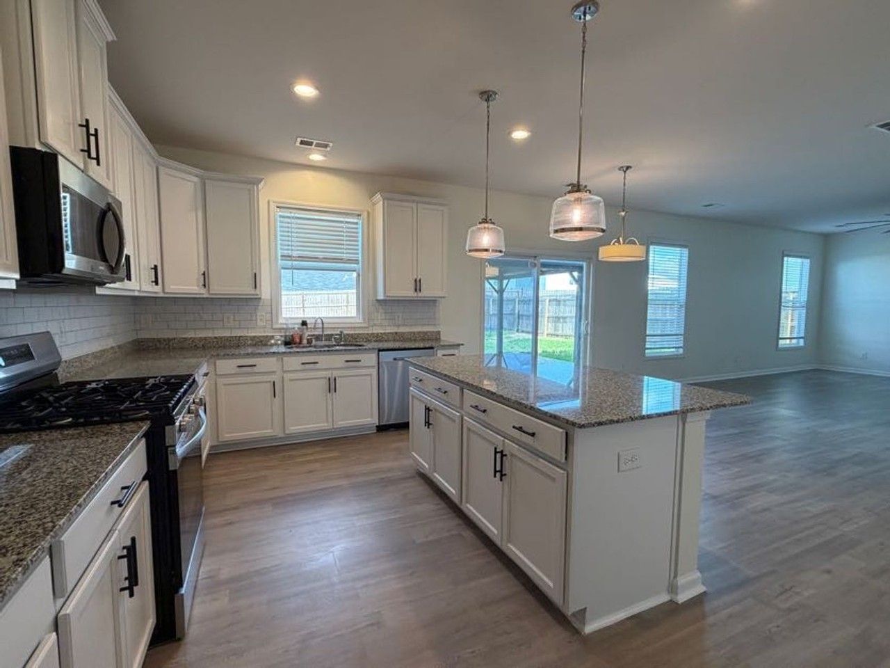 1097 Sapphire Dr - Photo 5 of 33