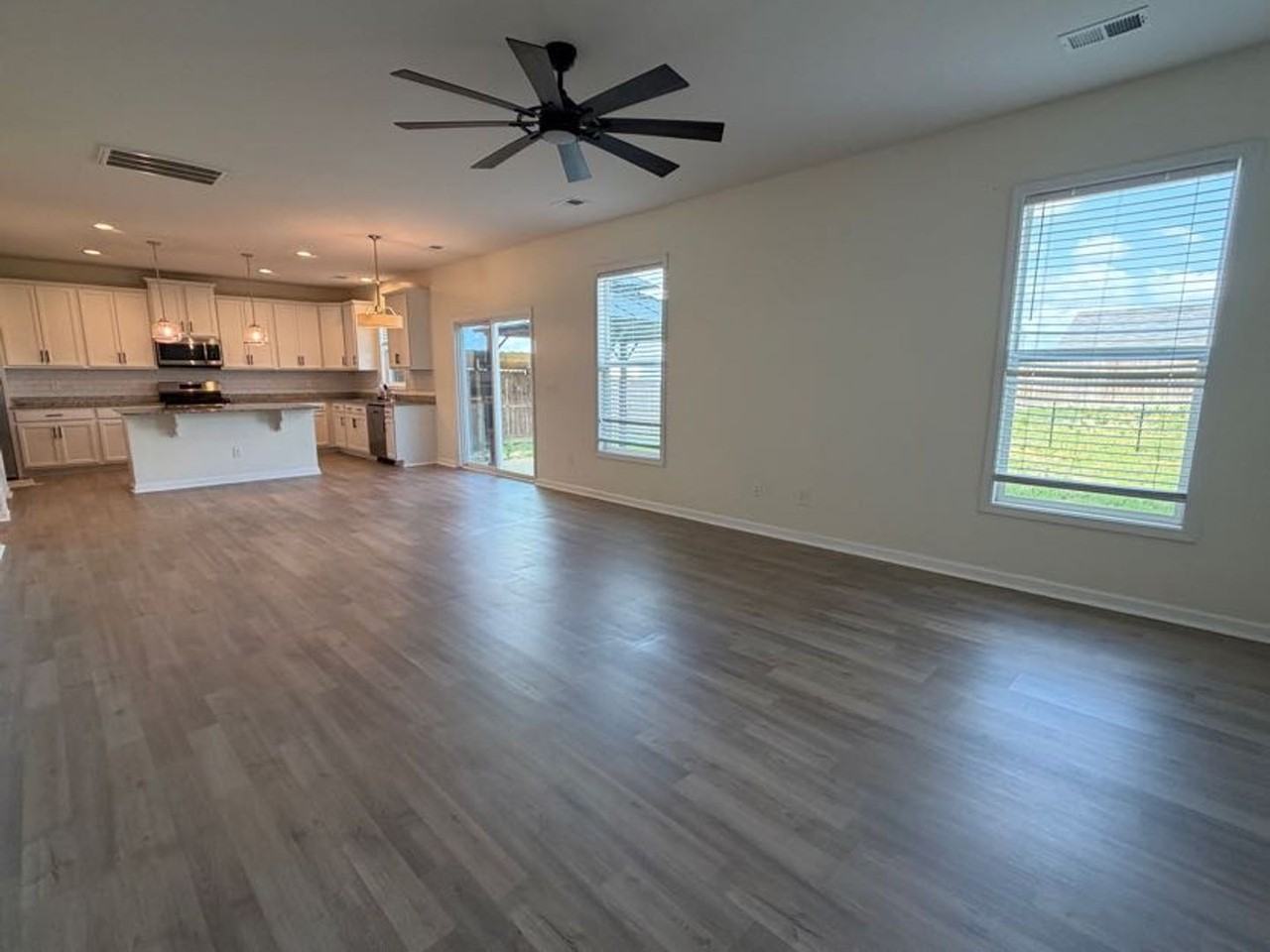 1097 Sapphire Dr - Photo 6 of 33