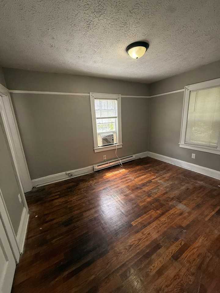 1408 Virginia St E - Photo 2 of 5