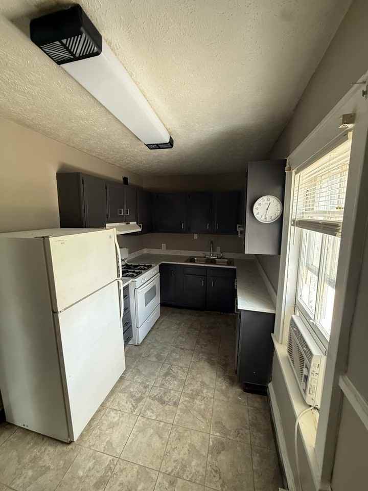 1408 Virginia St E - Photo 3 of 5