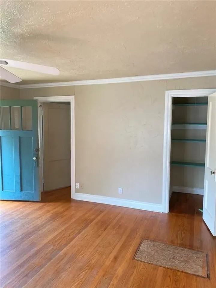 325 E Duffy St - Photo 2 of 9