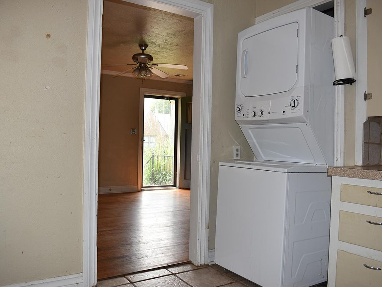 325 E Duffy St - Photo 4 of 9