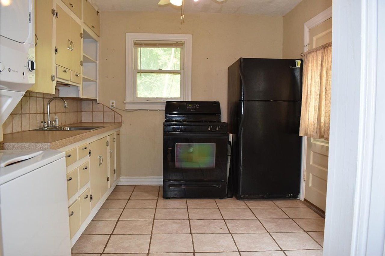 325 E Duffy St - Photo 5 of 9