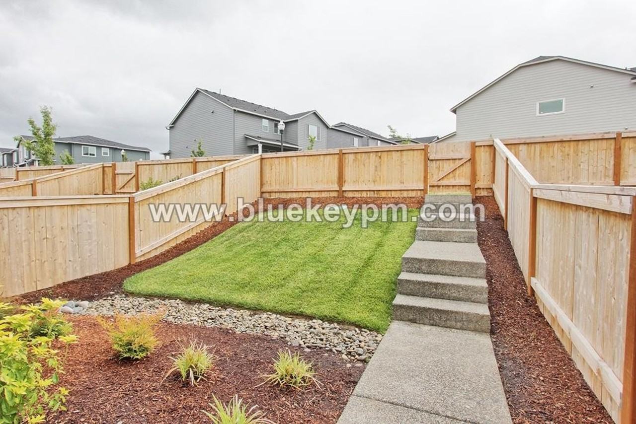 18511 Ne 44th Ave - Photo 2 of 16