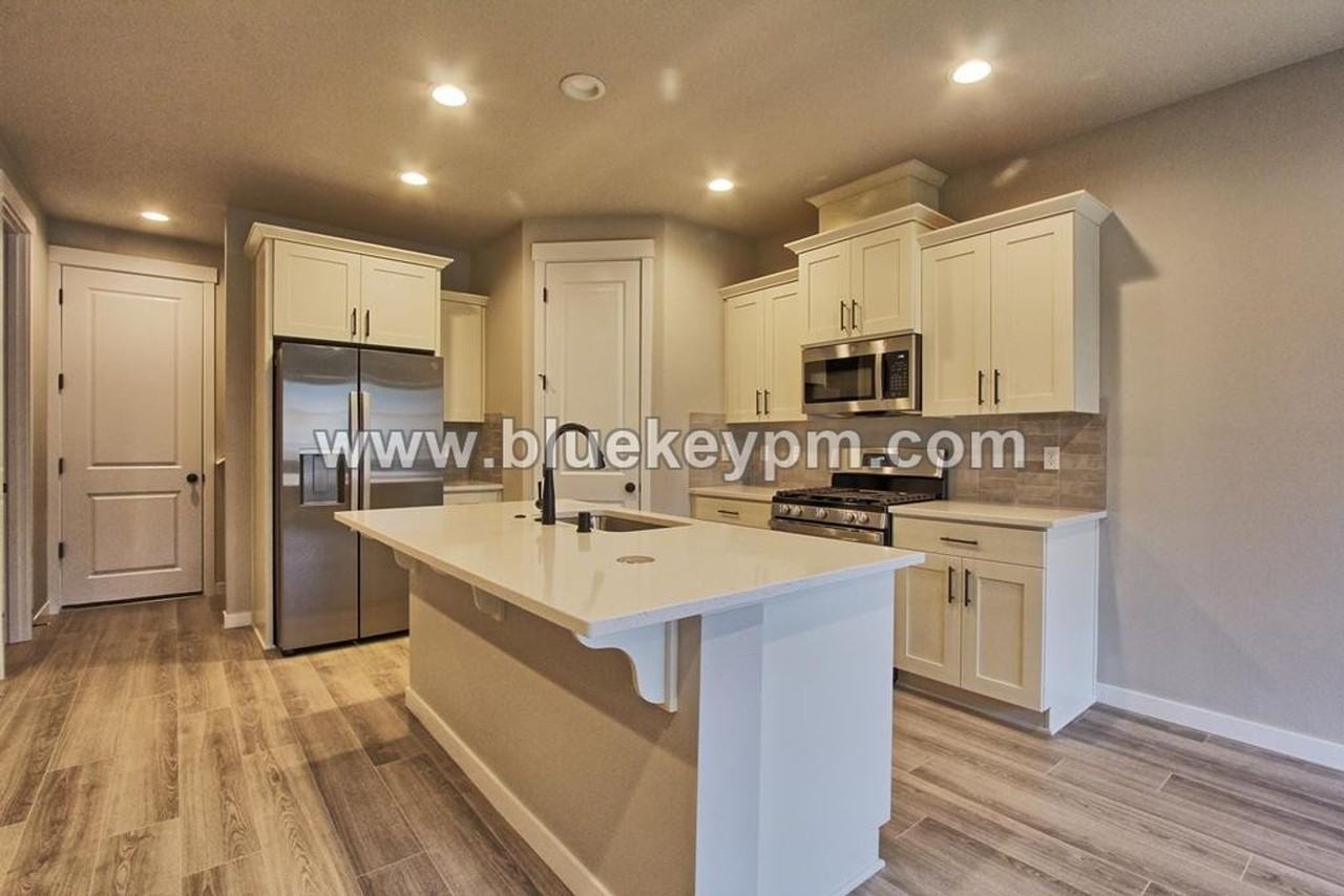 18511 Ne 44th Ave - Photo 3 of 16