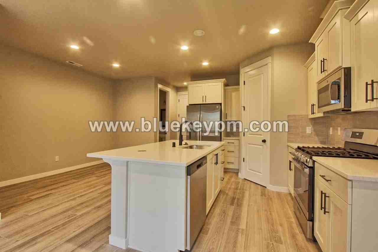 18511 Ne 44th Ave - Photo 4 of 16