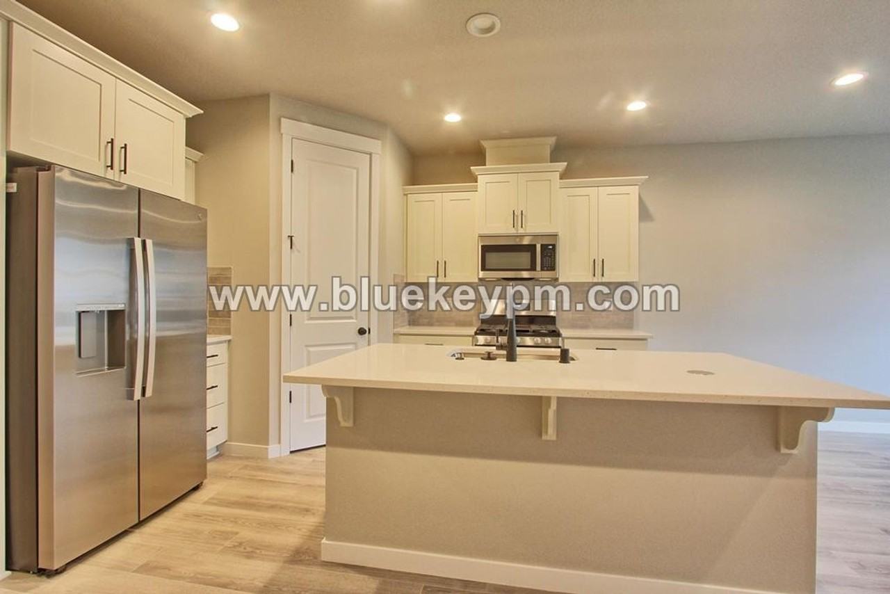 18511 Ne 44th Ave - Photo 5 of 16