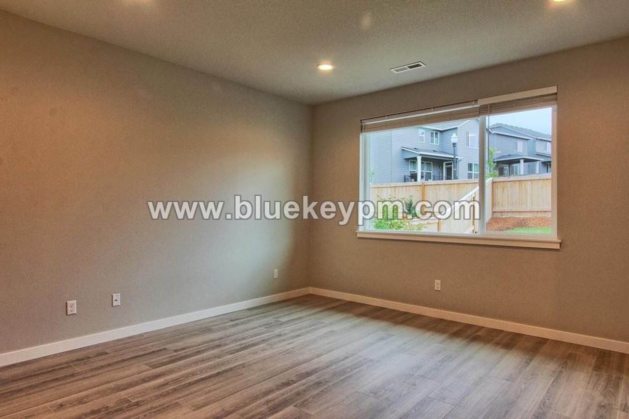 18511 Ne 44th Ave - Photo 6 of 16