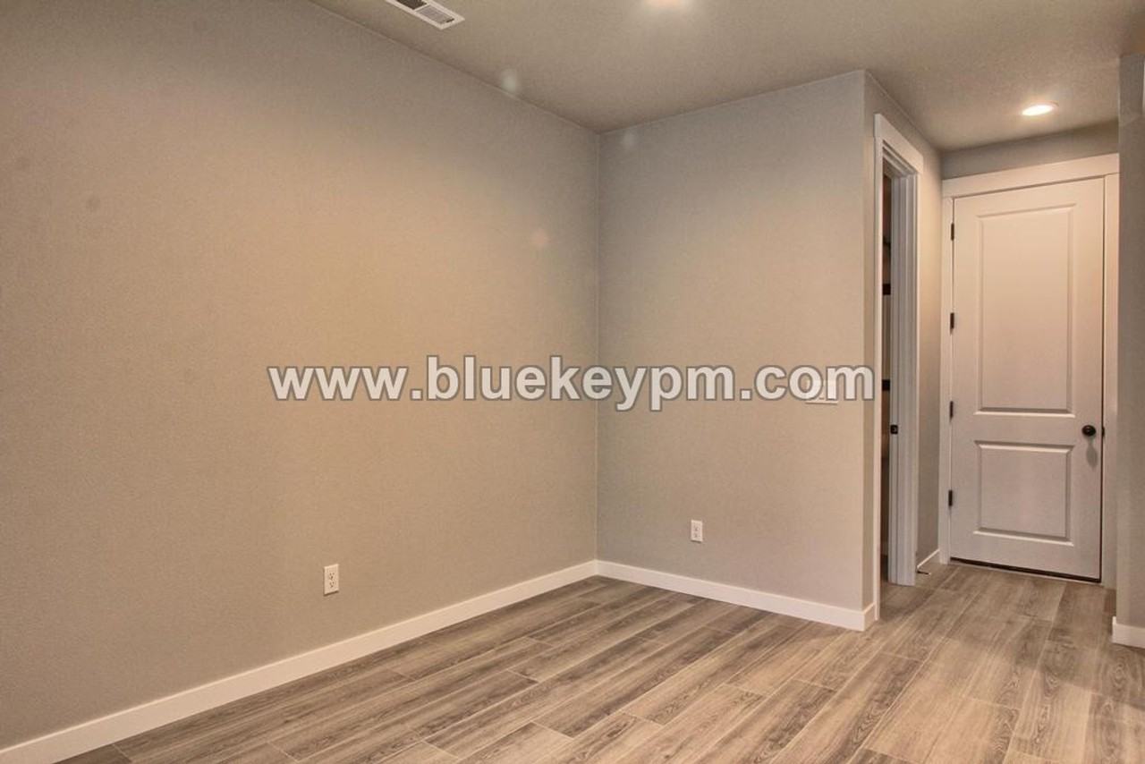 18511 Ne 44th Ave - Photo 7 of 16