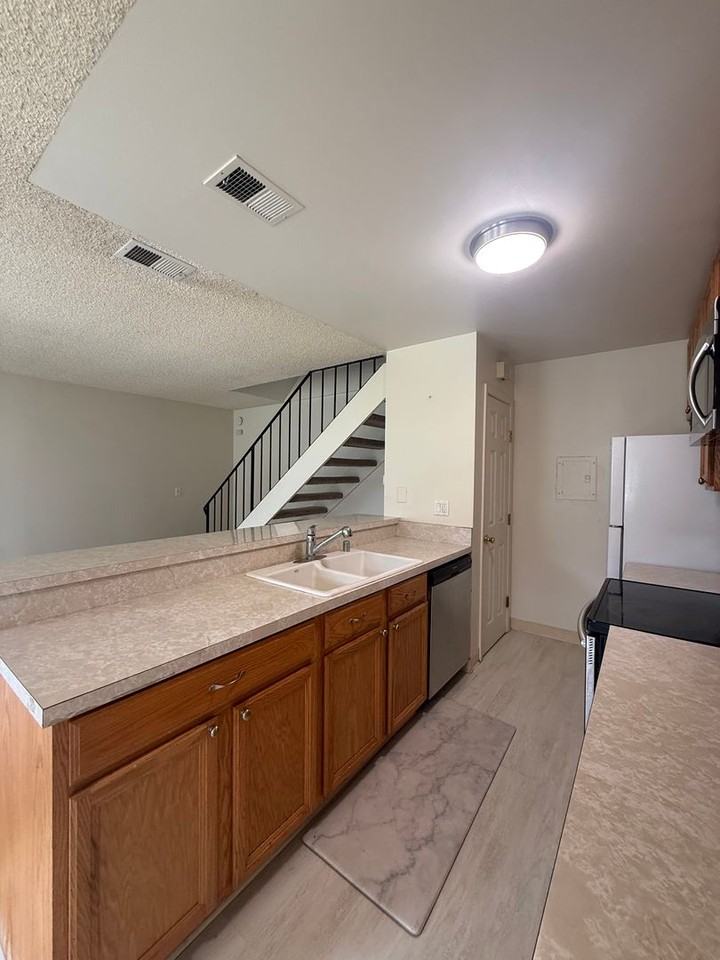 922 Ponselle Ln - Photo 4 of 17