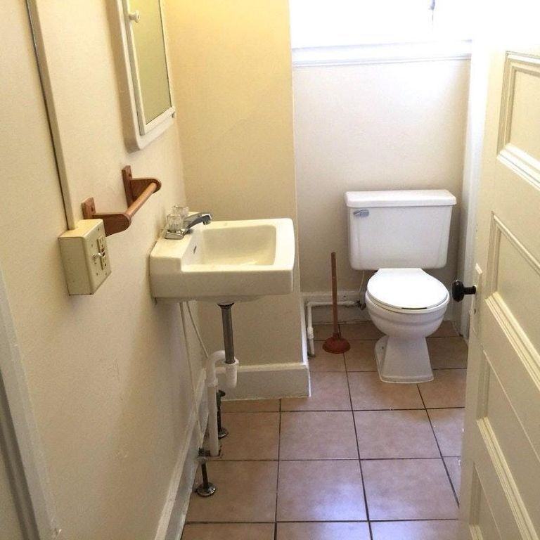 253 Eastern Ave SE - Photo 6 of 17