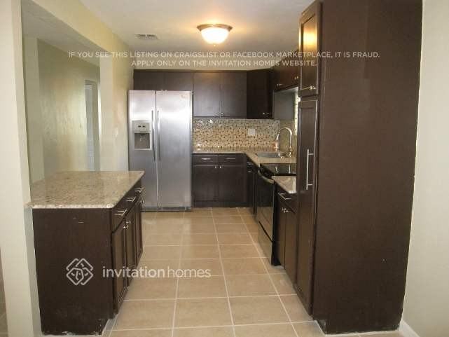940 Se 5th St - Photo 4 of 11