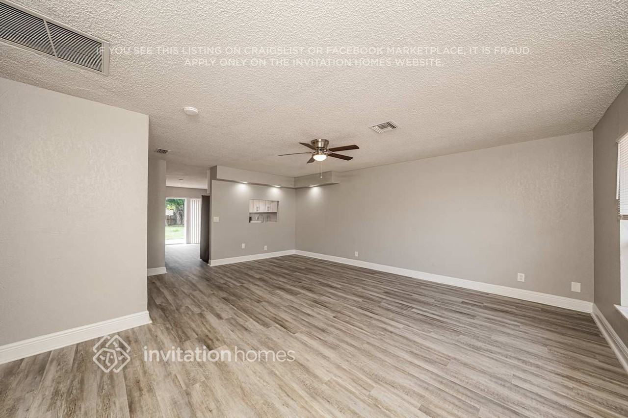 6206 Wauconda Way W - Photo 3 of 17