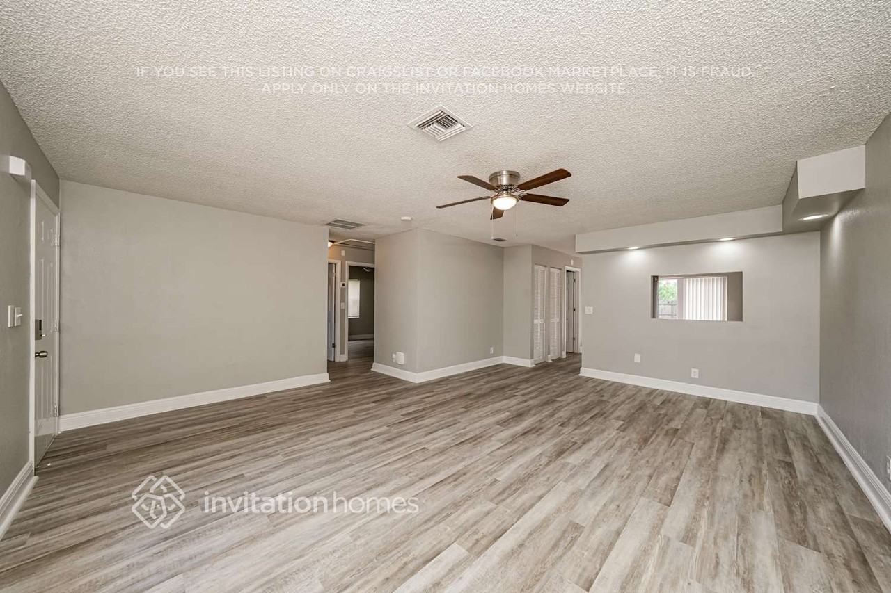 6206 Wauconda Way W - Photo 4 of 17