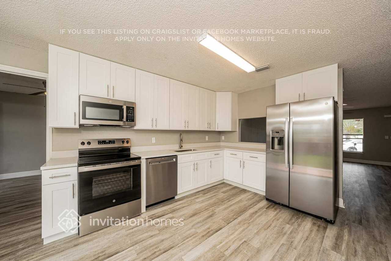 6206 Wauconda Way W - Photo 7 of 17