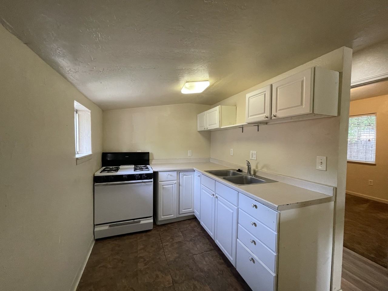 524 W 1st Ave #A - Photo 4 of 15