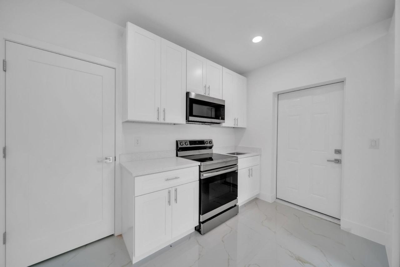 2413 Quentin Ave S - Photo 5 of 30