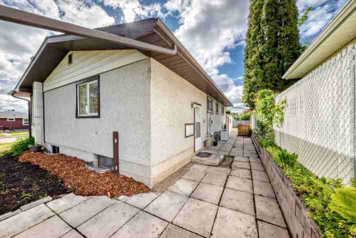 West Park Lower Unit Pet Friendly! - Photo 2 of 13