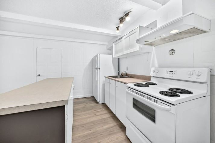 West Park Lower Unit Pet Friendly! - Photo 5 of 13