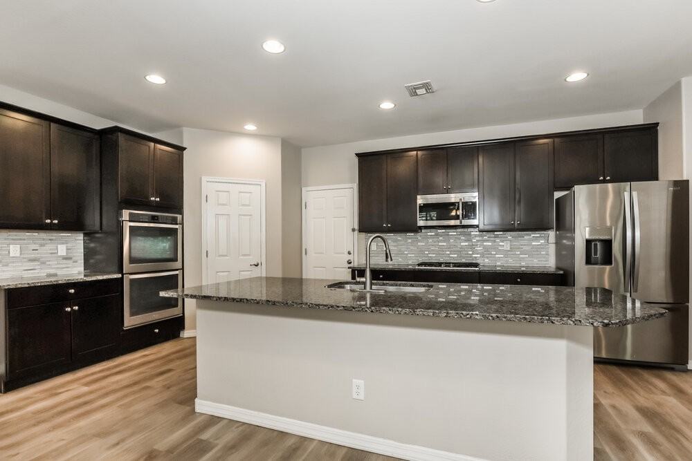5637 E Alder Ave - Photo 7 of 17