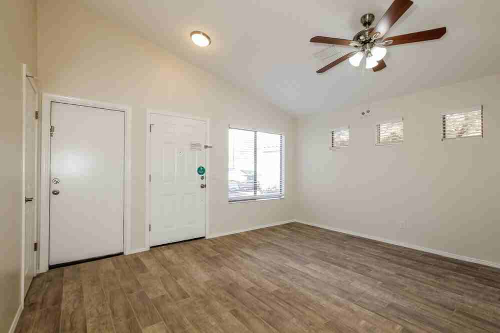 10559 W Amelia Ave - Photo 3 of 16