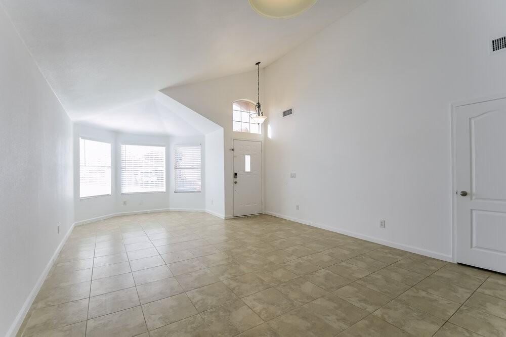 9528 W Clara Ln - Photo 3 of 16