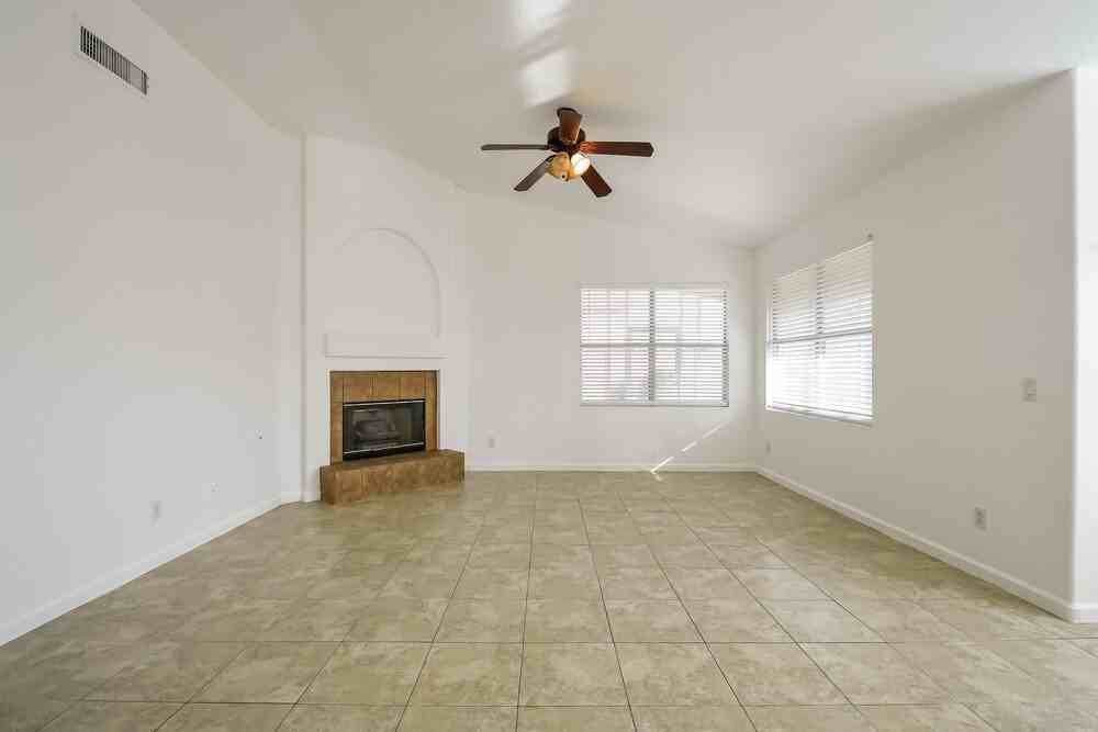 9528 W Clara Ln - Photo 4 of 16