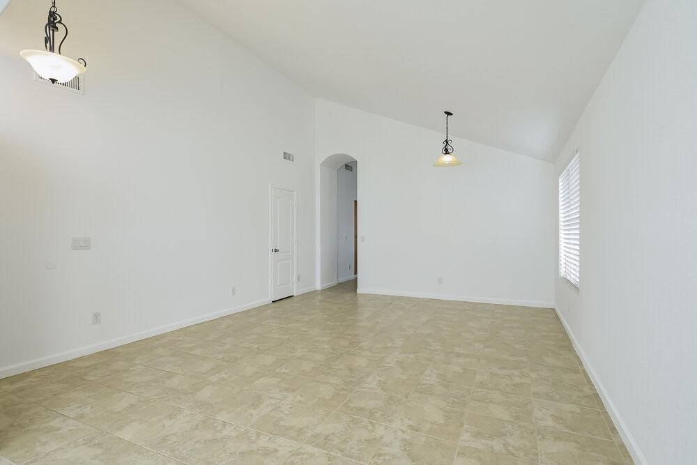 9528 W Clara Ln - Photo 5 of 16