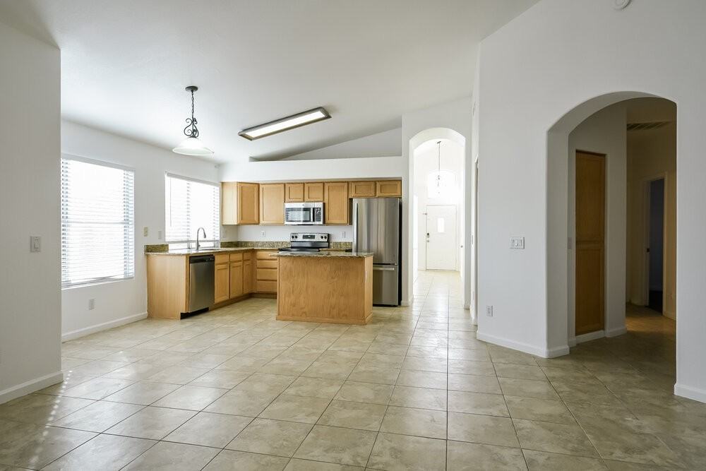 9528 W Clara Ln - Photo 6 of 16
