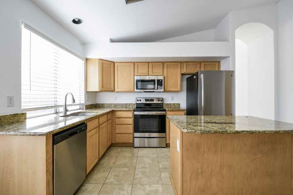 9528 W Clara Ln - Photo 7 of 16
