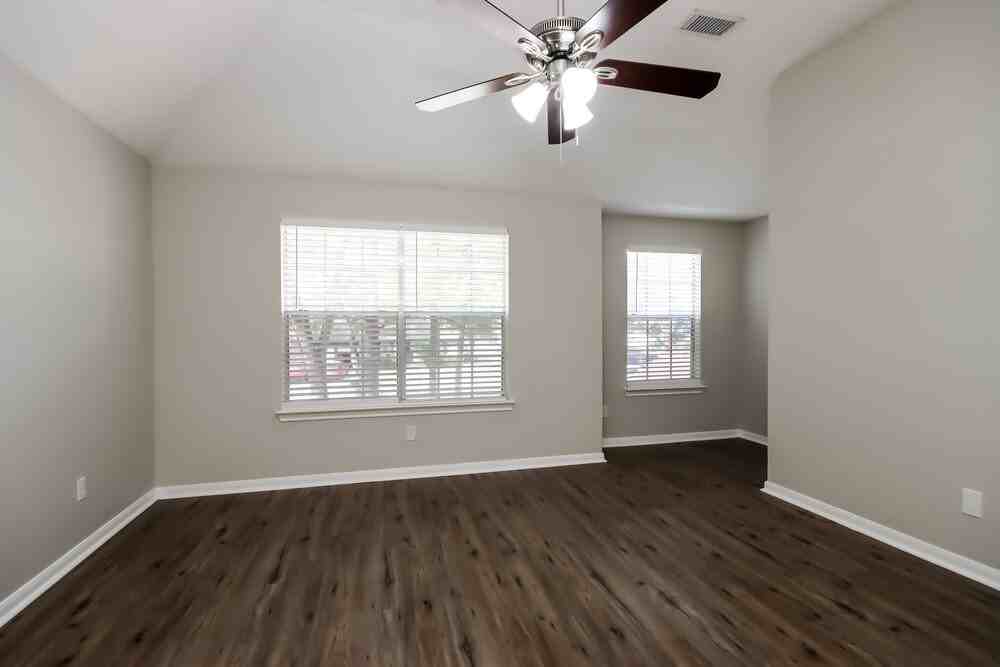 4010 Hunnington Dr - Photo 6 of 17