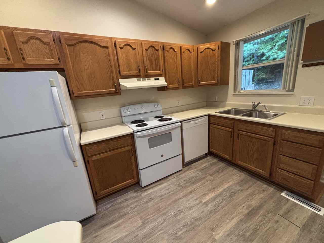 198 Valley St #B - Photo 4 of 13