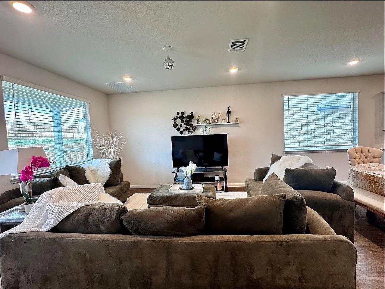 204 Brooklyn Dr - Photo 2 of 10